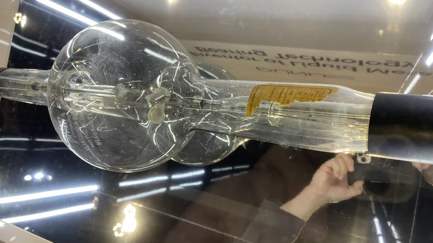 A 100-year-old Müller Media X-ray tube displayed by Dunlee. The tube was patented in Germany in 1918, and commercialized in 1922. This tube enabled loads in excess of 10 kW for the first time. In practical operation, tube voltages of up to 80kV were used with tube currents of up to 100 mA. Photo by Dave Fornell. #RSNA #RSNA23 #RSNA2023
