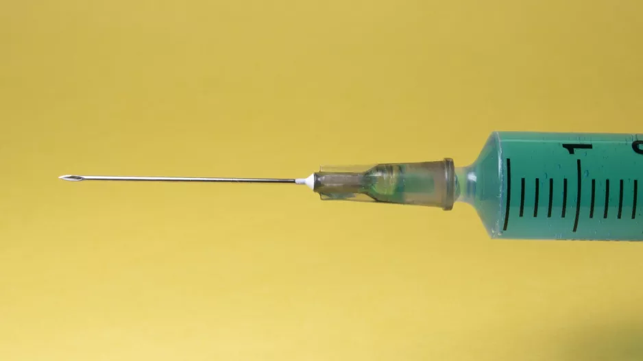 vaccine syringe covid-19 coronavirus