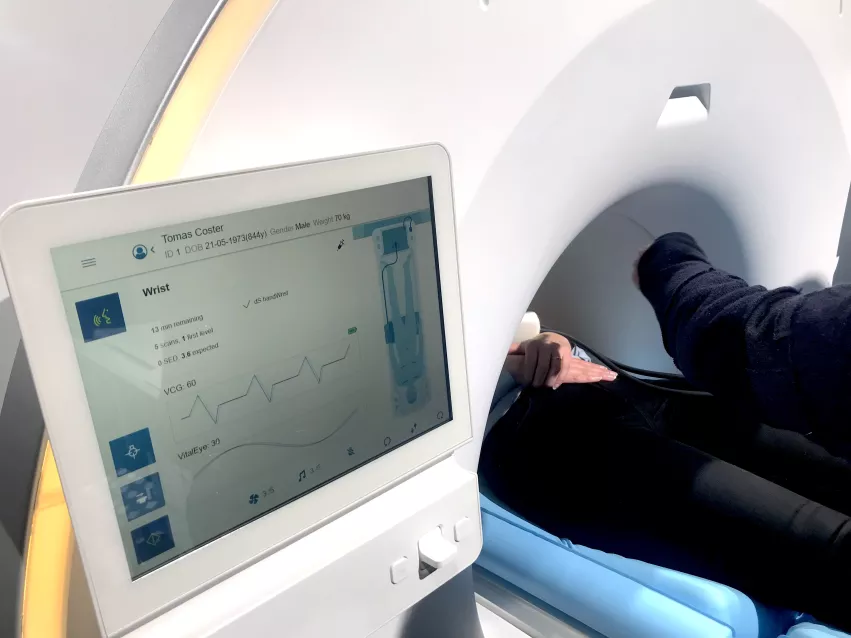 The new Philips 5300 MRI system is a "helium free" system. It hasThe new "helium free" Philips 5300 MRI system on display at RSNA 2022. It has a sealed cooling system so it only uses 7 liters of helium, as opposed to the usual 1,500 liters in conventional MRI systems. The sealed system prevent boil off and does not require a vent stack. #MRI #Heliumfree