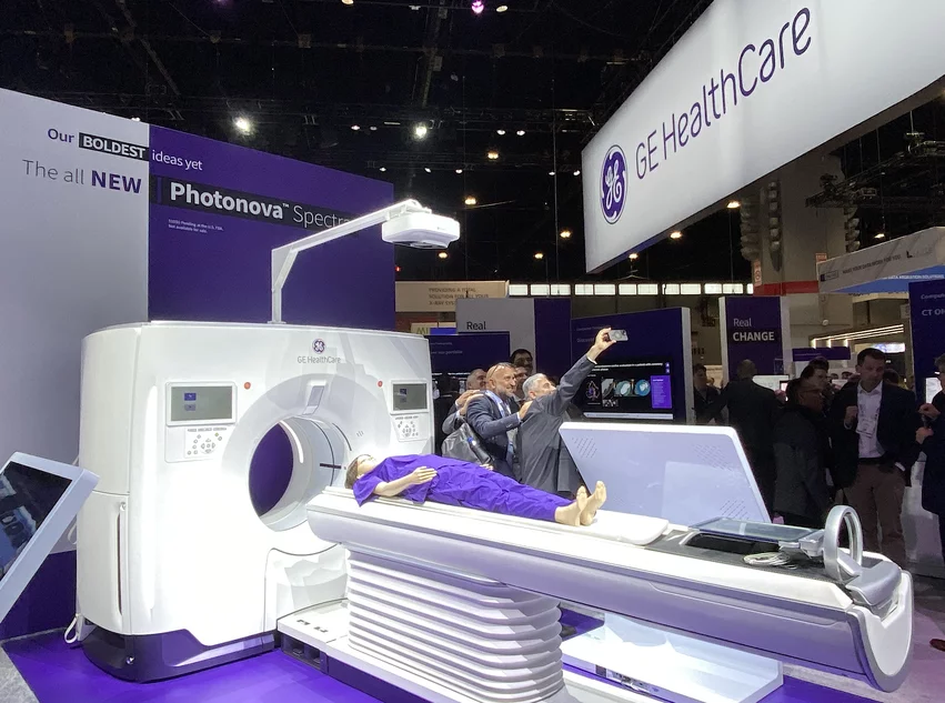 Компания GE Healthcare представила на выставке RSNA 2025 свою систему компьютерной томографии с подсчетом фотонов Photonova Spectra, находящуюся на рассмотрении FDA 510(k). Система спектральной компьютерной томографии с подсчетом фотонов обеспечивает 8-диапазонное энергетическое разрешение и использует технологию детекторов Deep Silicon от GE Healthcare. #RSNA Фото: Дейв Форнелл