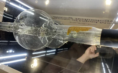 A 100-year-old Müller Media X-ray tube displayed by Dunlee. The tube was patented in Germany in 1918, and commercialized in 1922. This tube enabled loads in excess of 10 kW for the first time. In practical operation, tube voltages of up to 80kV were used with tube currents of up to 100 mA. Photo by Dave Fornell. #RSNA #RSNA23 #RSNA2023