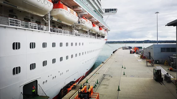 Cruiseship_2.jpg Cruiseship_2.jpg