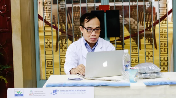 doctor_computer.jpg doctor_computer.jpg